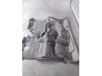 Hytt och interiör NISSAN