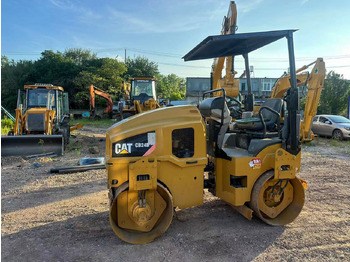 Vält CATERPILLAR CB24B