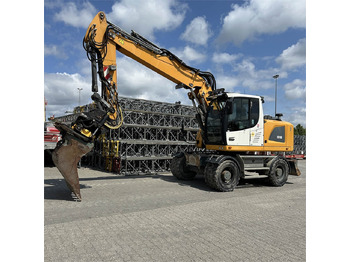 Grävmaskin på däck LIEBHERR A 918