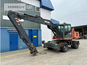 Grävmaskin på däck ATLAS