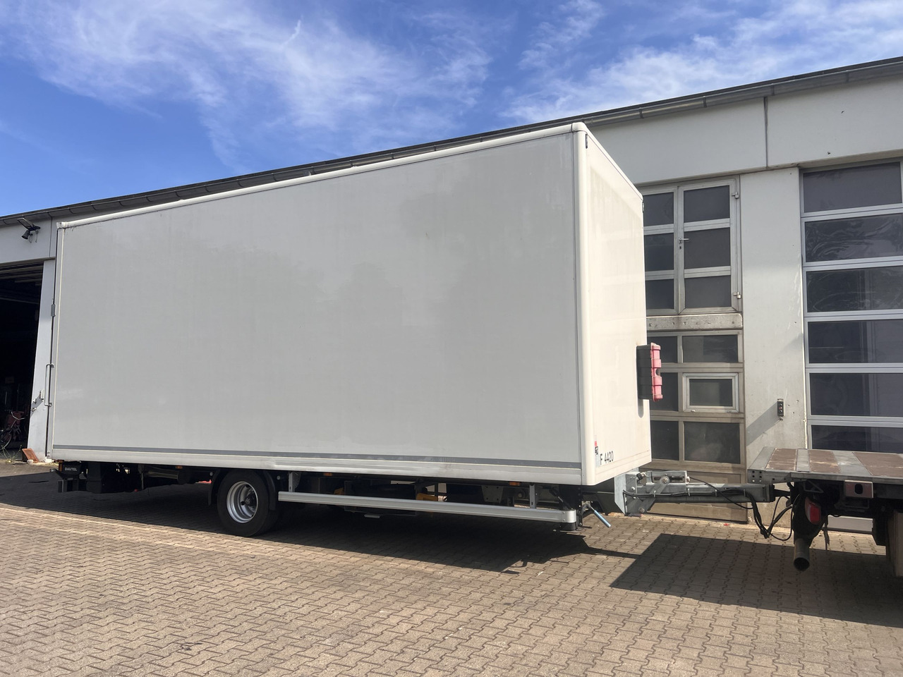 Ackermann Z-KA-F10.5/7,5 1 Achs Kofferanhänger mit Ladebordwand 10,5 t GG - Skåpsläp: bild 3 Ackermann Z-KA-F10.5/7,5 1 Achs Kofferanhänger mit Ladebordwand 10,5 t GG - Skåpsläp: bild 3