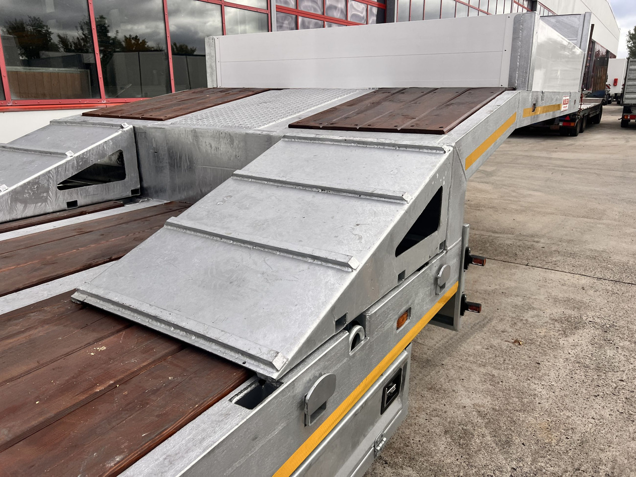 Möslein ST 3 3 Achs Satteltieflader neu - Låg lastare semitrailer: bild 4 Möslein ST 3 3 Achs Satteltieflader neu - Låg lastare semitrailer: bild 4