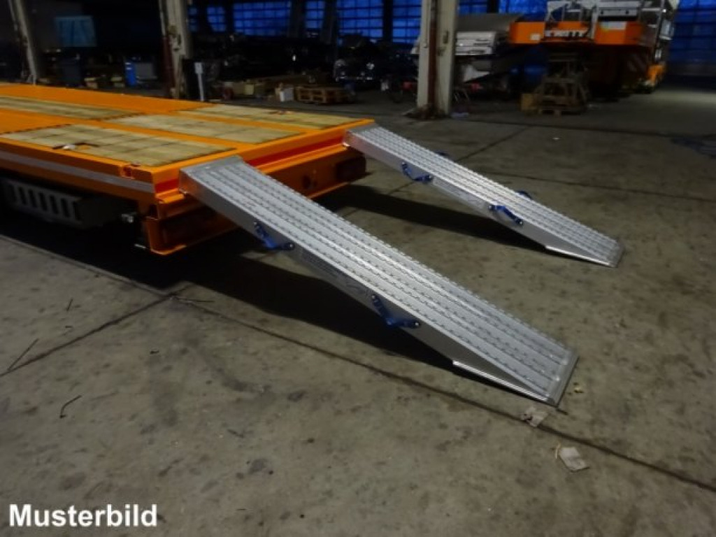 Möslein ST 3 Plato 8,7 3 Achs Satteltieflader Plato 45 t GGfür Fertigteile, Baumaschinen - Låg lastare semitrailer: bild 2 Möslein ST 3 Plato 8,7 3 Achs Satteltieflader Plato 45 t GGfür Fertigteile, Baumaschinen - Låg lastare semitrailer: bild 2