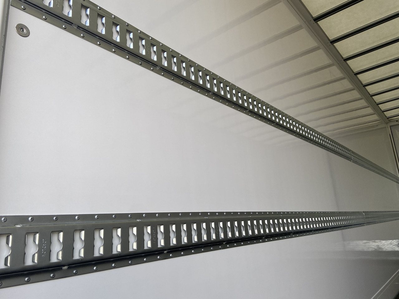 Möslein TKO 105 D 6m weiß Tandem- Koffer, Durchladbar, -- Neufahrzeug -- - Skåpsläp: bild 4 Möslein TKO 105 D 6m weiß Tandem- Koffer, Durchladbar, -- Neufahrzeug -- - Skåpsläp: bild 4