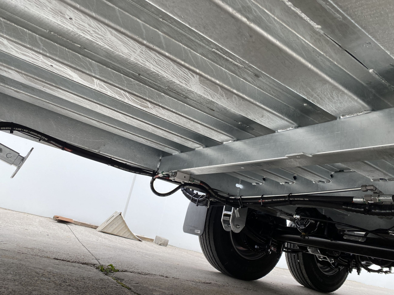 Möslein TT 11-E6x2 hydr. Rampen Tieflader für Fräsen breiten hydraulischen Rampen, Neu - Låg lastare trailer: bild 4 Möslein TT 11-E6x2 hydr. Rampen Tieflader für Fräsen breiten hydraulischen Rampen, Neu - Låg lastare trailer: bild 4