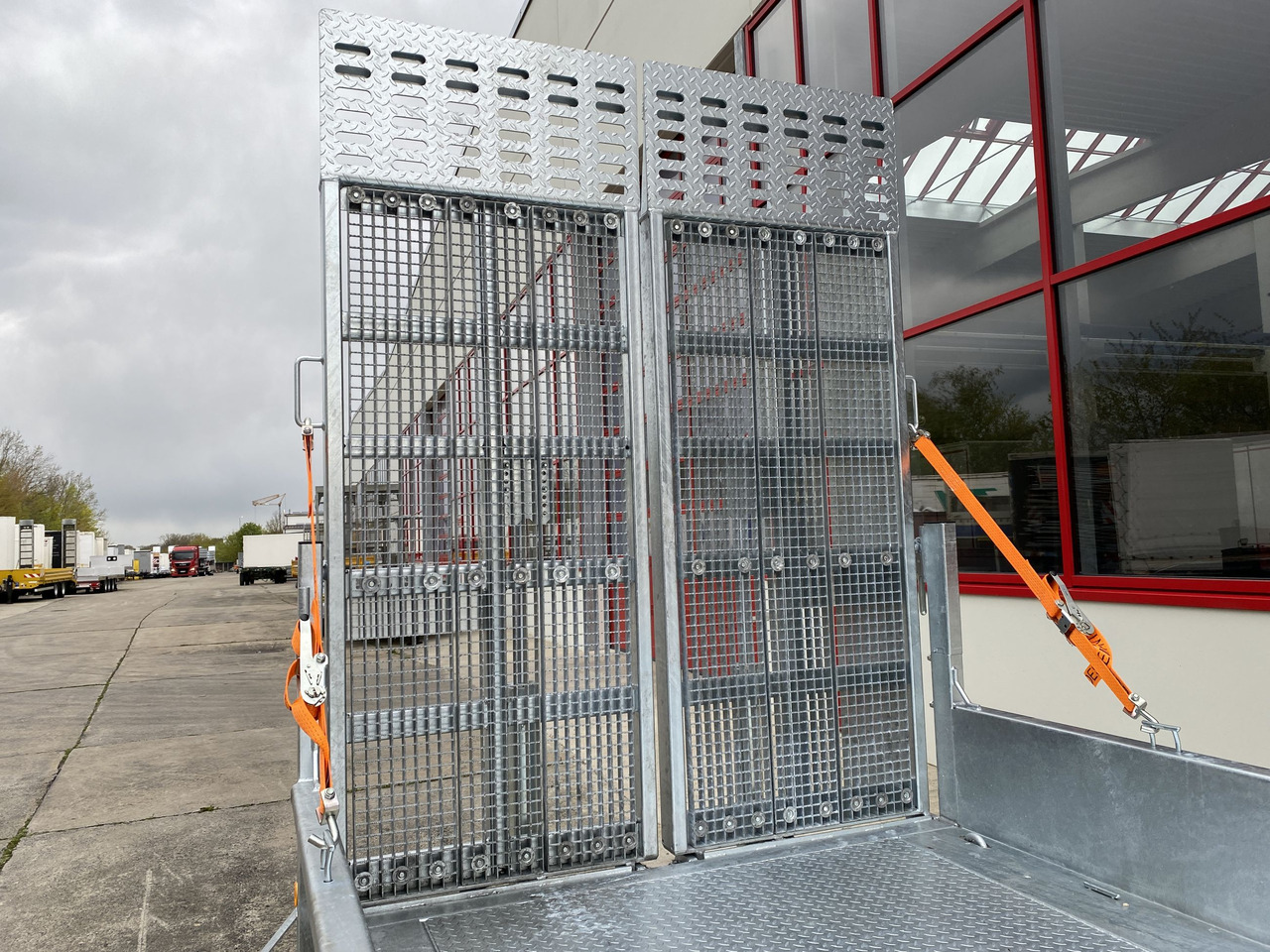 Möslein TT 11-E6x2 hydr. Rampen Tieflader für Fräsen breiten hydraulischen Rampen, Neu - Låg lastare trailer: bild 2 Möslein TT 11-E6x2 hydr. Rampen Tieflader für Fräsen breiten hydraulischen Rampen, Neu - Låg lastare trailer: bild 2