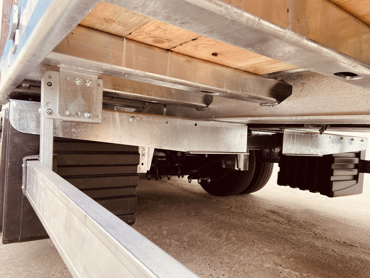 Möslein TT 34 Zugrohr Gerade 34 t GG Tridem- Tieflader 3 Achs, gelenktNeufahrzeug - Låg lastare trailer: bild 2 Möslein TT 34 Zugrohr Gerade 34 t GG Tridem- Tieflader 3 Achs, gelenktNeufahrzeug - Låg lastare trailer: bild 2