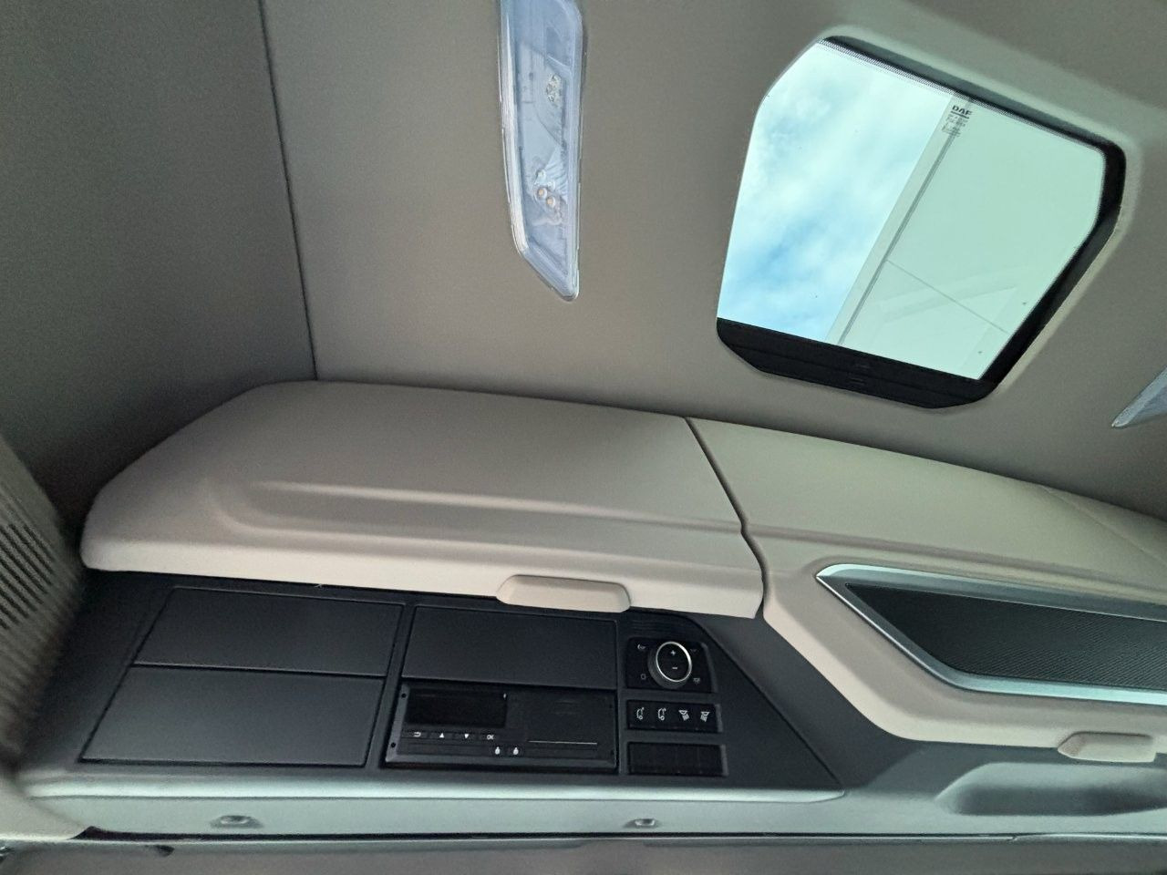 Dryckestransport lastbil DAF FAN XG 480 Swing-Board-Aufbau Mitnahmestapler: bild 14 Dryckestransport lastbil DAF FAN XG 480 Swing-Board-Aufbau Mitnahmestapler: bild 14