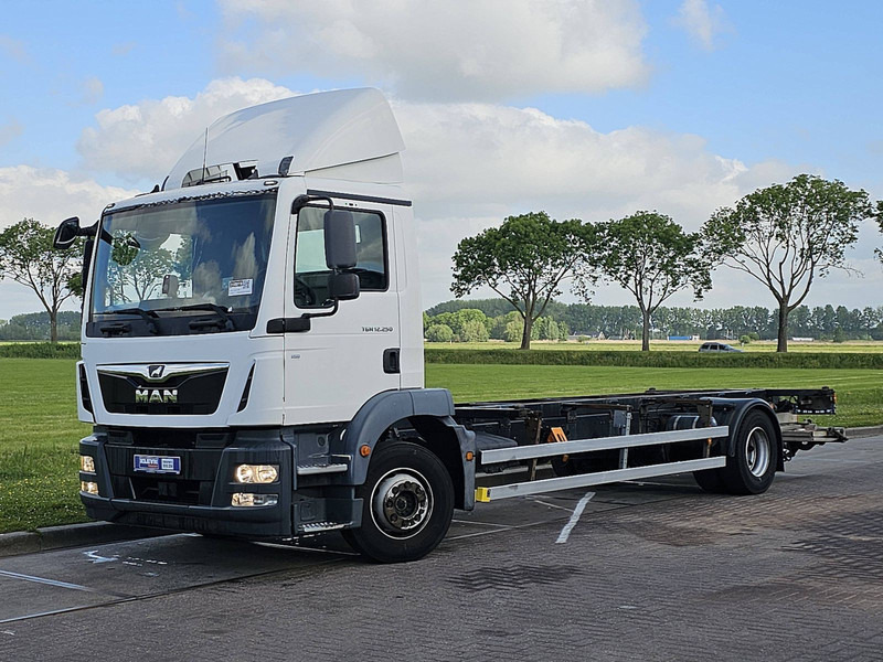 MAN 12.250 TGM LL AIRCO TAILLIFT - Containerbil/ Växelflak lastbil: bild 2 MAN 12.250 TGM LL AIRCO TAILLIFT - Containerbil/ Växelflak lastbil: bild 2