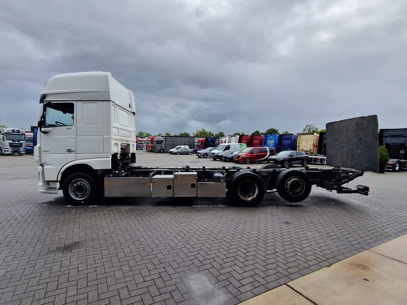 DAF XF 530 SuperSpaceCab 6x2*4 - Chassis 740 cm - Loadlift - Steering axle - Leather - - Chassi lastbil: bild 4 DAF XF 530 SuperSpaceCab 6x2*4 - Chassis 740 cm - Loadlift - Steering axle - Leather - - Chassi lastbil: bild 4