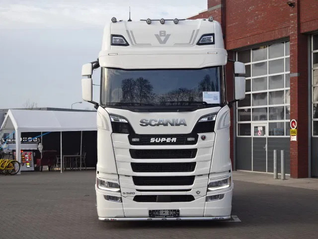 Scania 590S V8 NGS Highline 4x2 - New - Retarder - Leather - Alloy wheels Led - Navi - NEW! - Dragbil: bild 2 Scania 590S V8 NGS Highline 4x2 - New - Retarder - Leather - Alloy wheels Led - Navi - NEW! - Dragbil: bild 2