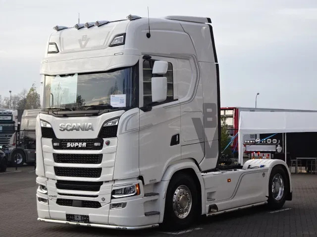 Scania 590S V8 NGS Highline 4x2 - New - Retarder - Leather - Alloy wheels Led - Navi - NEW! - Dragbil: bild 3 Scania 590S V8 NGS Highline 4x2 - New - Retarder - Leather - Alloy wheels Led - Navi - NEW! - Dragbil: bild 3