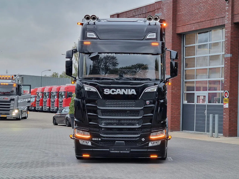 Scania 590S V8 NGS Highline 4x2 - New show truck - Full spec - Retarder - Leather - Full air - BUFFL - Dragbil: bild 4 Scania 590S V8 NGS Highline 4x2 - New show truck - Full spec - Retarder - Leather - Full air - BUFFL - Dragbil: bild 4