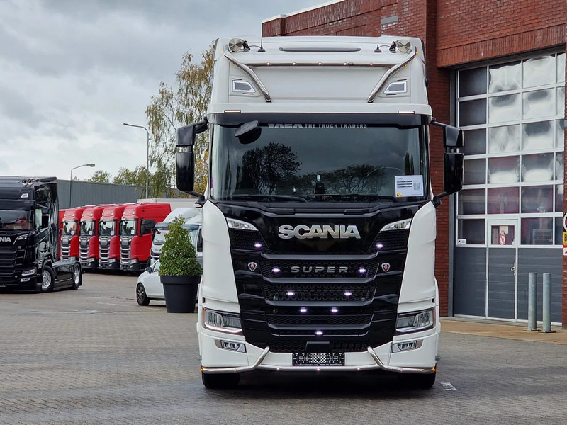 Scania R560 Highline 4x2 - Like new - Full spec - Facelift - Retarder - Night clima - Full air - Alloy wheels - Dragbil: bild 2 Scania R560 Highline 4x2 - Like new - Full spec - Facelift - Retarder - Night clima - Full air - Alloy wheels - Dragbil: bild 2