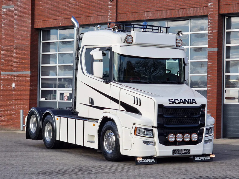 Scania T580 V8 Tuft Torpedo V8 - Custom exterior - Retarder - Full air - Show truck - Stack exhaust - Dragbil: bild 2 Scania T580 V8 Tuft Torpedo V8 - Custom exterior - Retarder - Full air - Show truck - Stack exhaust - Dragbil: bild 2