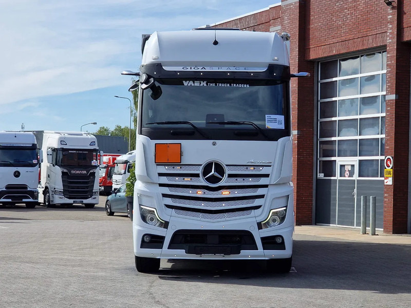 Mercedes-Benz Actros 2545 6x2*4 - Box with sidedoors - Loadlift - Steering axle - Full air - Camera - Lastbil med skåp: bild 2 Mercedes-Benz Actros 2545 6x2*4 - Box with sidedoors - Loadlift - Steering axle - Full air - Camera - Lastbil med skåp: bild 2