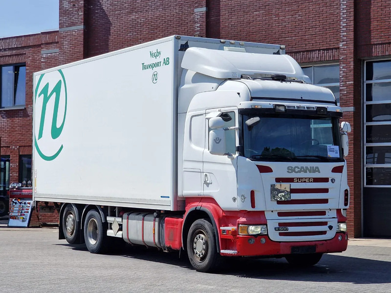 Scania R500 V8 Highline 6x2*4 - Box with side doors - Loadlift - Manual gearbox with retarder - Full air - Steering axle - Lastbil med skåp: bild 1 Scania R500 V8 Highline 6x2*4 - Box with side doors - Loadlift - Manual gearbox with retarder - Full air - Steering axle - Lastbil med skåp: bild 1