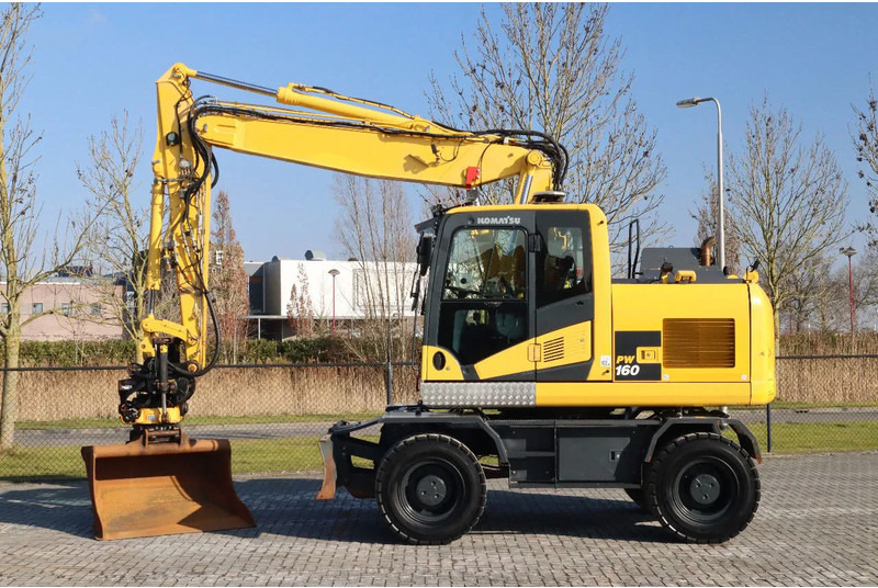 Komatsu PW160-11 | ENGCON TILTROTATOR | BUCKET | TRAILER HYDR. - Grävmaskin på däck: bild 1 Komatsu PW160-11 | ENGCON TILTROTATOR | BUCKET | TRAILER HYDR. - Grävmaskin på däck: bild 1