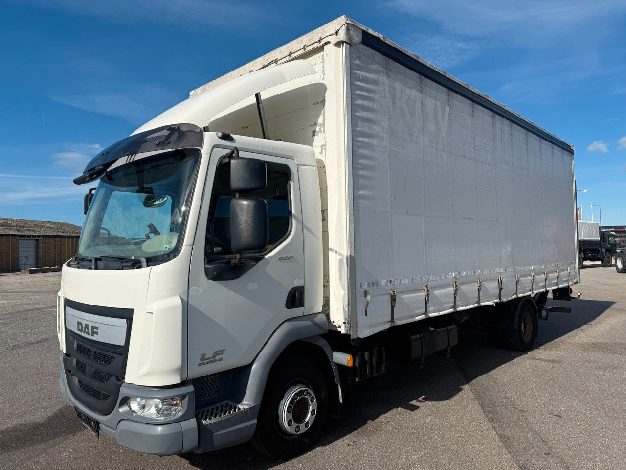 DAF LF 45 /220 4x2 Curtainsider and Taillift Euro 6 - Kapellbil: bild 1 DAF LF 45 /220 4x2 Curtainsider and Taillift Euro 6 - Kapellbil: bild 1