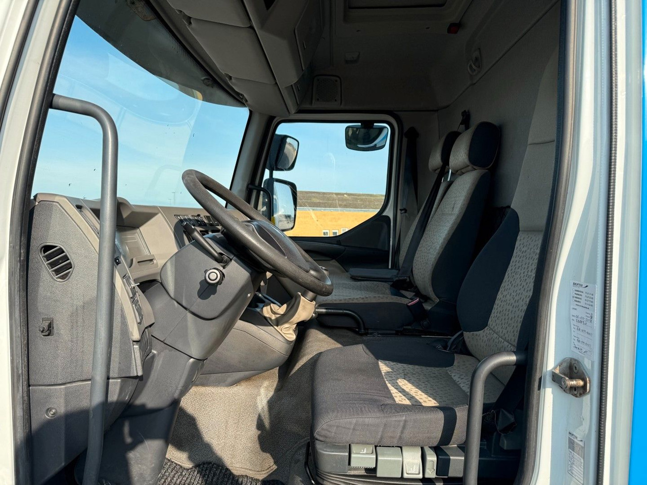 Renault Midlum 220 DXI 4x2 6.0 Box / Koffer - Lastbil med skåp: bild 5 Renault Midlum 220 DXI 4x2 6.0 Box / Koffer - Lastbil med skåp: bild 5