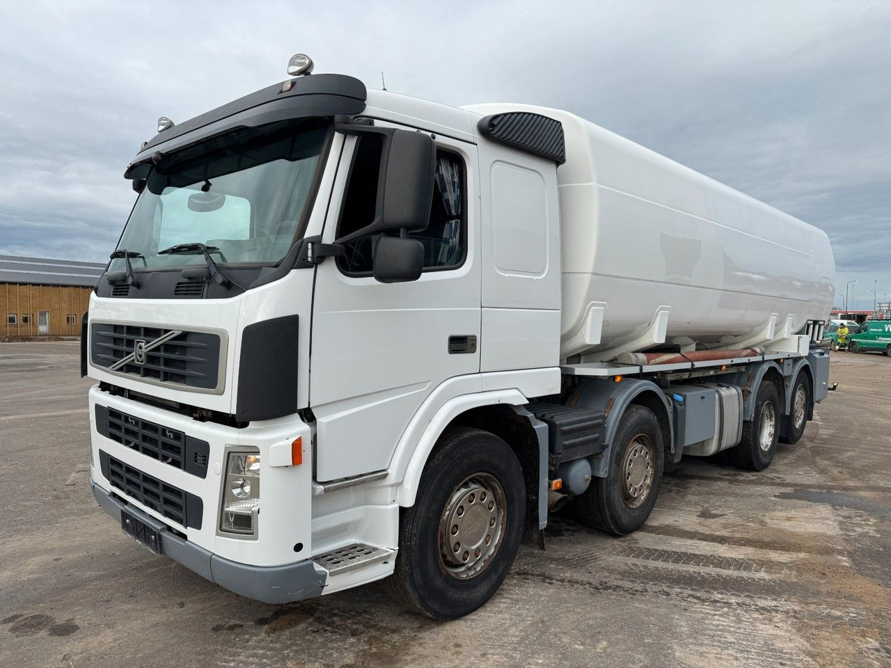 Volvo FM 440 8x2*6 24.000 l. ADR Tanktruck - Tankbil: bild 1 Volvo FM 440 8x2*6 24.000 l. ADR Tanktruck - Tankbil: bild 1
