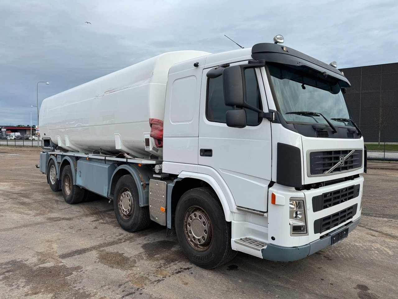 Volvo FM 440 8x2*6 24.000 l. ADR Tanktruck - Tankbil: bild 2 Volvo FM 440 8x2*6 24.000 l. ADR Tanktruck - Tankbil: bild 2