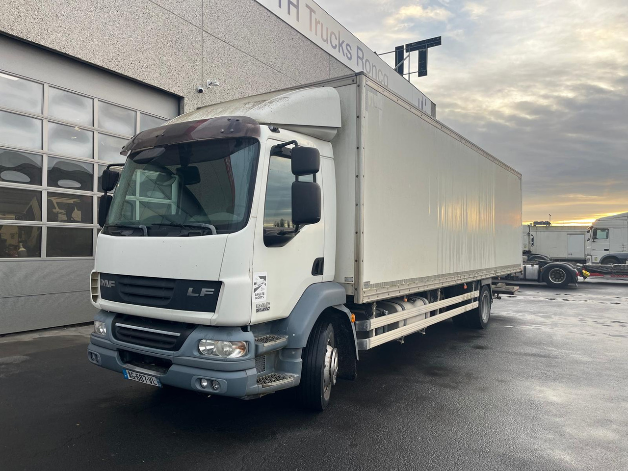 DAF LF 55.220 - Lastbil med skåp: bild 1 DAF LF 55.220 - Lastbil med skåp: bild 1