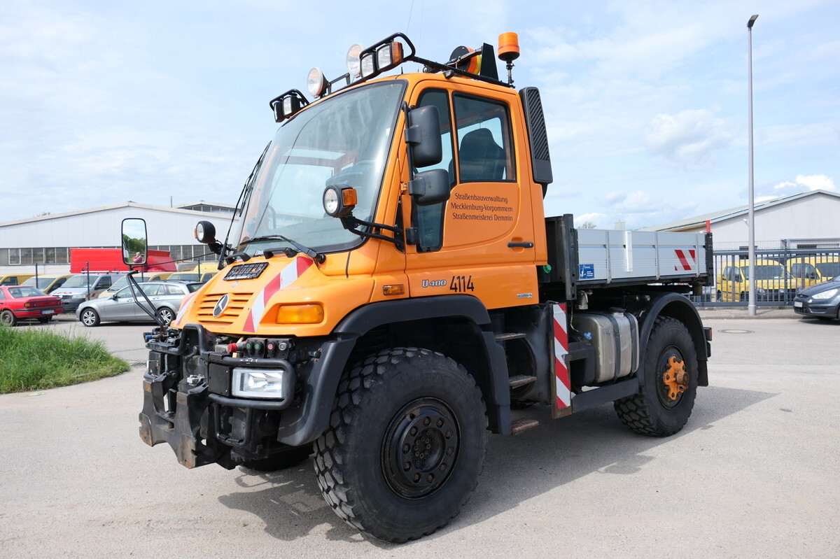 UNIMOG U400 405/12 AHK KLIMA ZAPFWELLE vorn SFZ KOMMUN - Flakbil, Utility/ Specialfordon: bild 1 UNIMOG U400 405/12 AHK KLIMA ZAPFWELLE vorn SFZ KOMMUN - Flakbil, Utility/ Specialfordon: bild 1