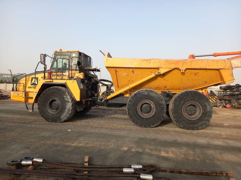 Komatsu HM400-3R (4 pcs available in Abu Dhabi) - Ramstyrd dumper: bild 1 Komatsu HM400-3R (4 pcs available in Abu Dhabi) - Ramstyrd dumper: bild 1