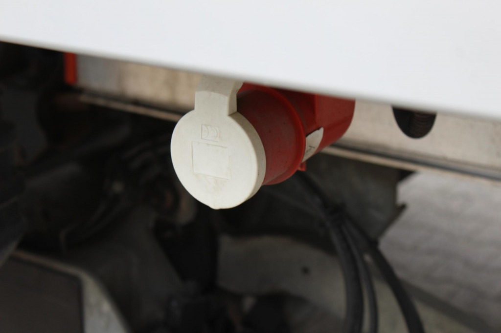 Renault D 12 Carrier Supra 550 Strom Tür LBW FRC 2027 - Kylbil lastbil: bild 4 Renault D 12 Carrier Supra 550 Strom Tür LBW FRC 2027 - Kylbil lastbil: bild 4