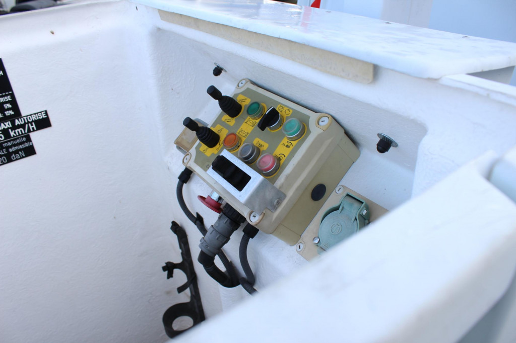 Renault Master Comilev 100TF1 10m Klima nur 167h HU-UVV - Billift: bild 3 Renault Master Comilev 100TF1 10m Klima nur 167h HU-UVV - Billift: bild 3