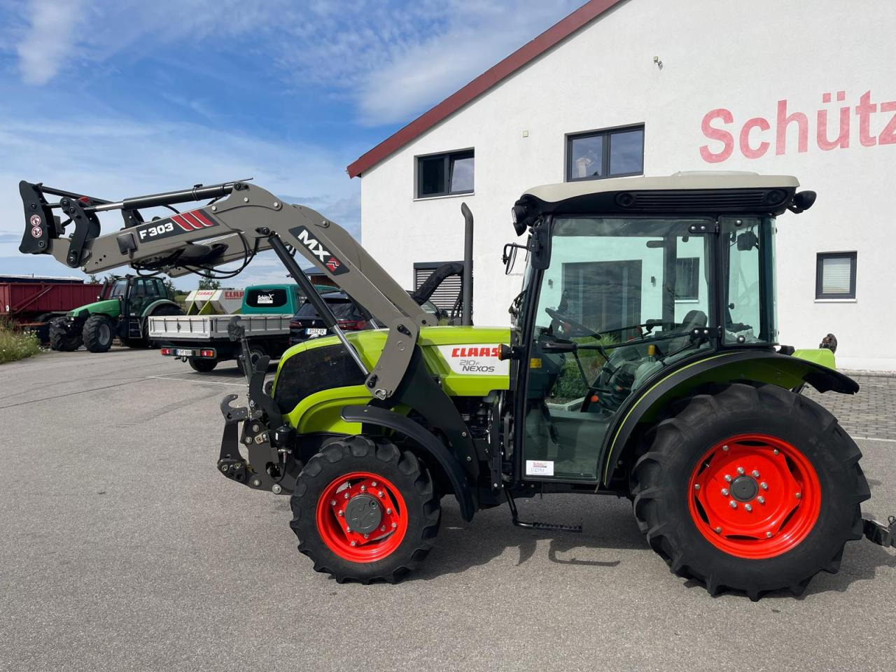 CLAAS Nexos 210, neuwertig, mit Frontlader und Frontzapfwelle, 236 Betriebsstunden - Traktor: bild 2 CLAAS Nexos 210, neuwertig, mit Frontlader und Frontzapfwelle, 236 Betriebsstunden - Traktor: bild 2