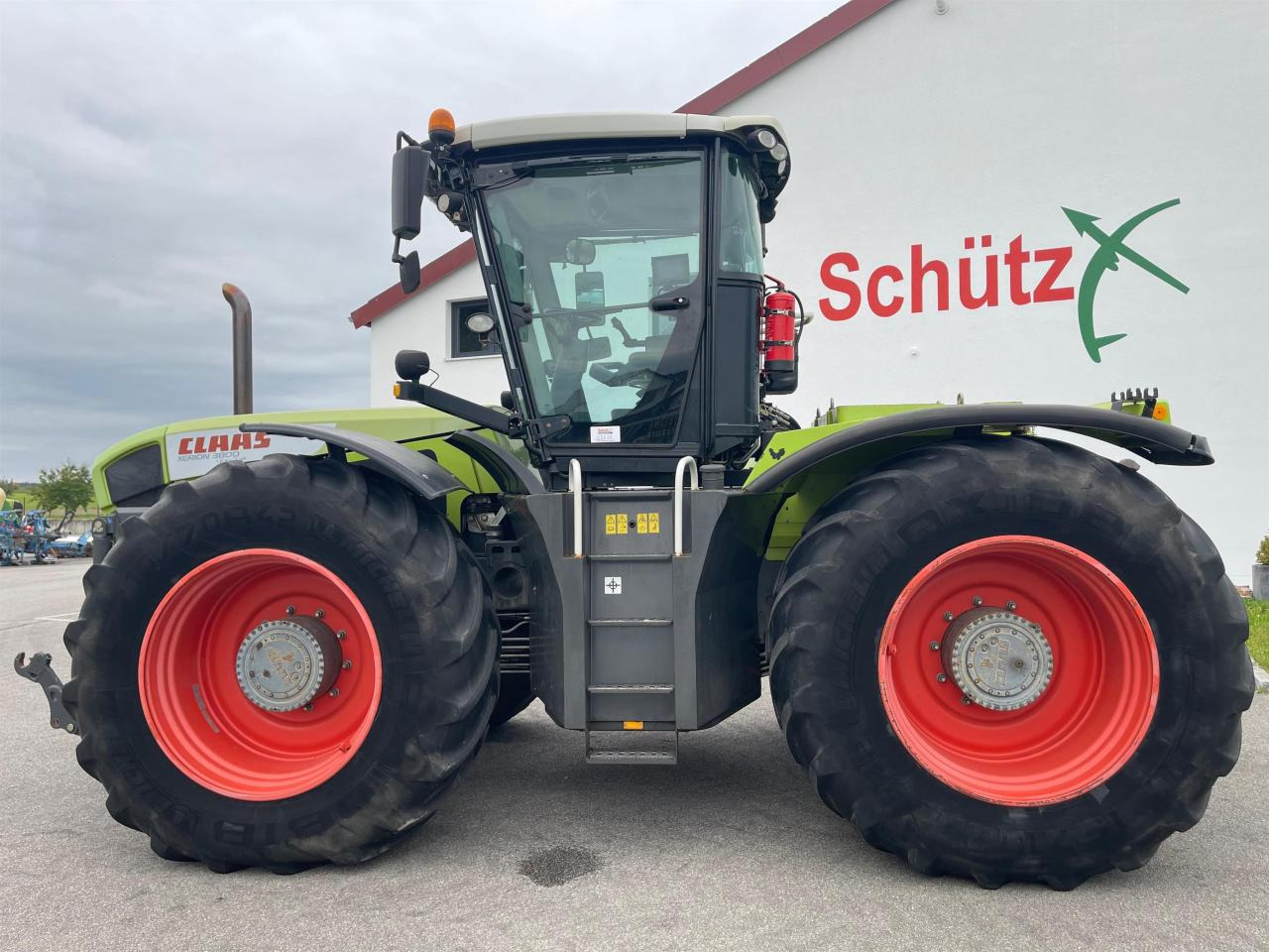 CLAAS Xerion 3800 Trac PTO mit GPS S3 mit Frontkraftheber und Heckzapfwelle, kommt vom Erstbesitzer, gepfl - Traktor: bild 5 CLAAS Xerion 3800 Trac PTO mit GPS S3 mit Frontkraftheber und Heckzapfwelle, kommt vom Erstbesitzer, gepfl - Traktor: bild 5