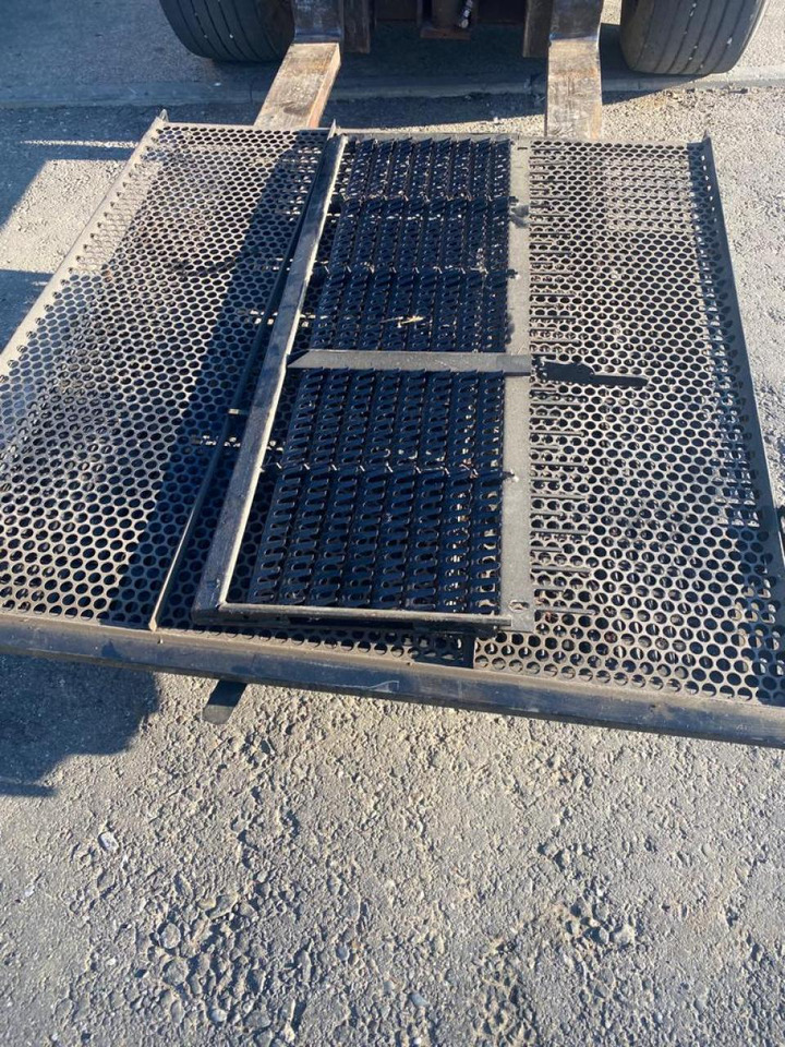 New Holland Maisausrüstung, Korb und Siebe für NH Mähdrescher TC 5.80 5080 5070 - Tillbehör för skördemaskin: bild 2 New Holland Maisausrüstung, Korb und Siebe für NH Mähdrescher TC 5.80 5080 5070 - Tillbehör för skördemaskin: bild 2