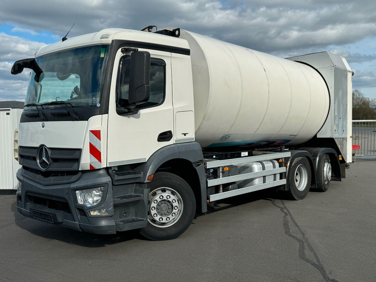 Mercedes-Benz Antos 2533 6x2 Faun Rotopress 520 + Delta Lifter Mercedes-Benz Antos 2533 6x2 Faun Rotopress 520 + Delta Lifter - Sopbil: bild 1 Mercedes-Benz Antos 2533 6x2 Faun Rotopress 520 + Delta Lifter Mercedes-Benz Antos 2533 6x2 Faun Rotopress 520 + Delta Lifter - Sopbil: bild 1