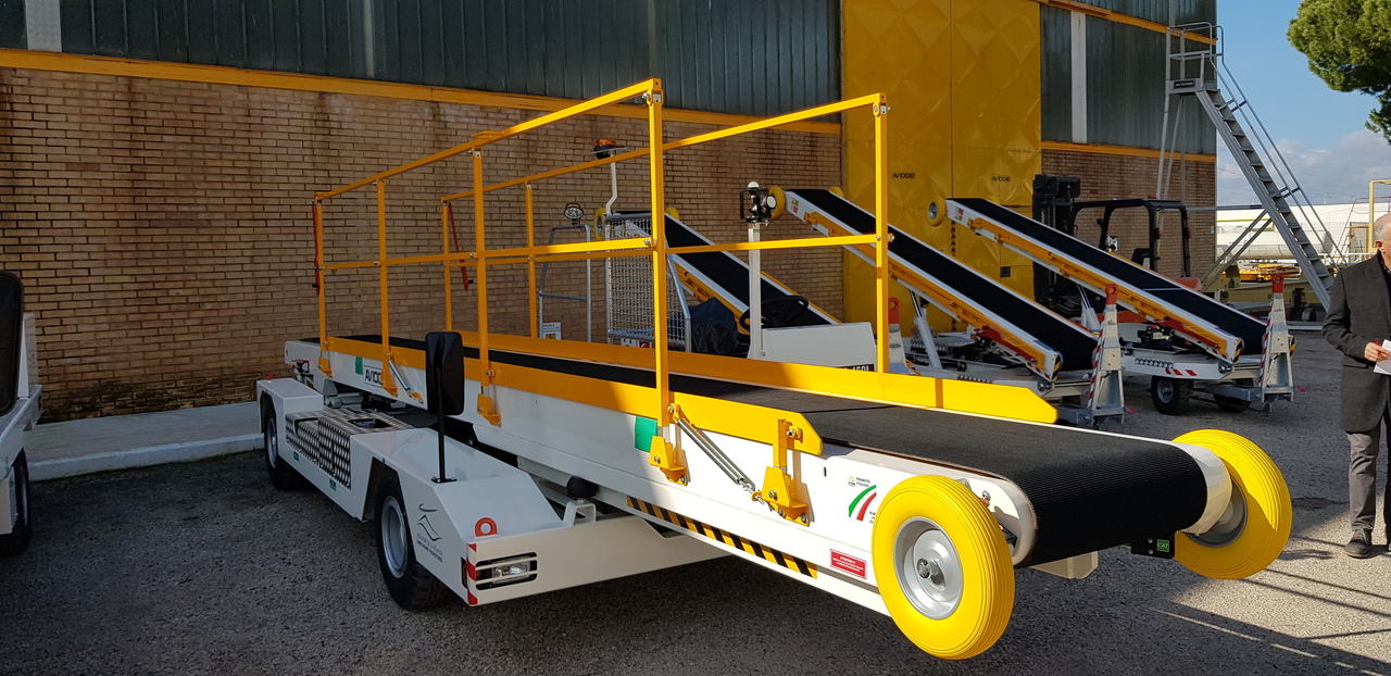 CONVEYOR BELT AVIOGEI NS450 - Transportband för flygplan: bild 1 CONVEYOR BELT AVIOGEI NS450 - Transportband för flygplan: bild 1