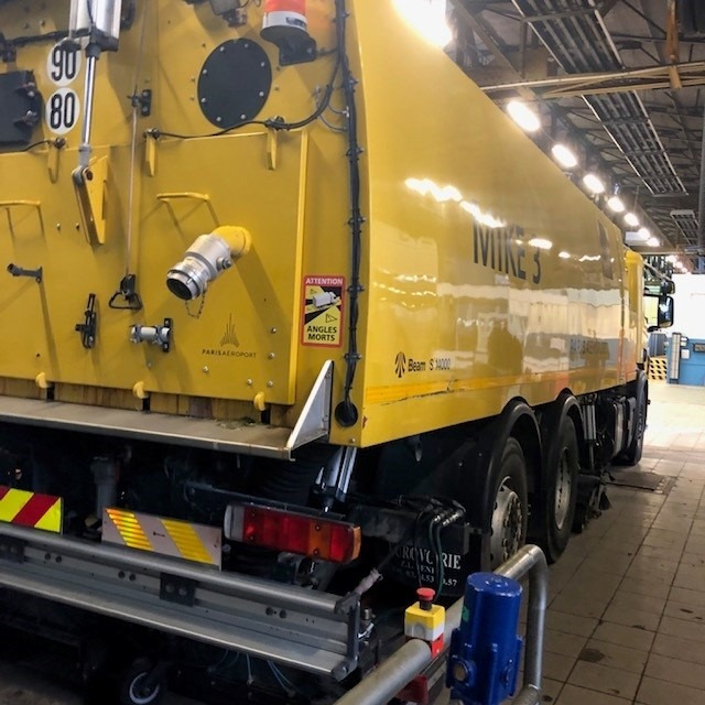 Runway Sweeper Johnston-Beam Scania P400 Model Beam S14000 - Sopmaskin: bild 2 Runway Sweeper Johnston-Beam Scania P400 Model Beam S14000 - Sopmaskin: bild 2