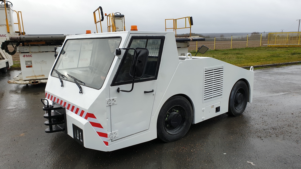 SOVAM K100 - Pushbacktraktor: bild 1 SOVAM K100 - Pushbacktraktor: bild 1