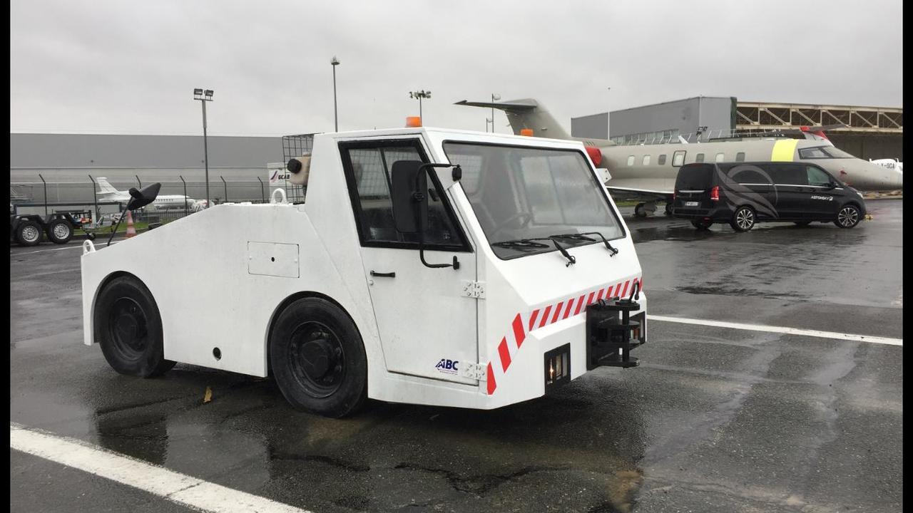 SOVAM K100 - Pushbacktraktor: bild 2 SOVAM K100 - Pushbacktraktor: bild 2