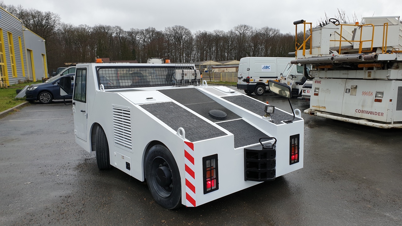 SOVAM K100 - Pushbacktraktor: bild 3 SOVAM K100 - Pushbacktraktor: bild 3