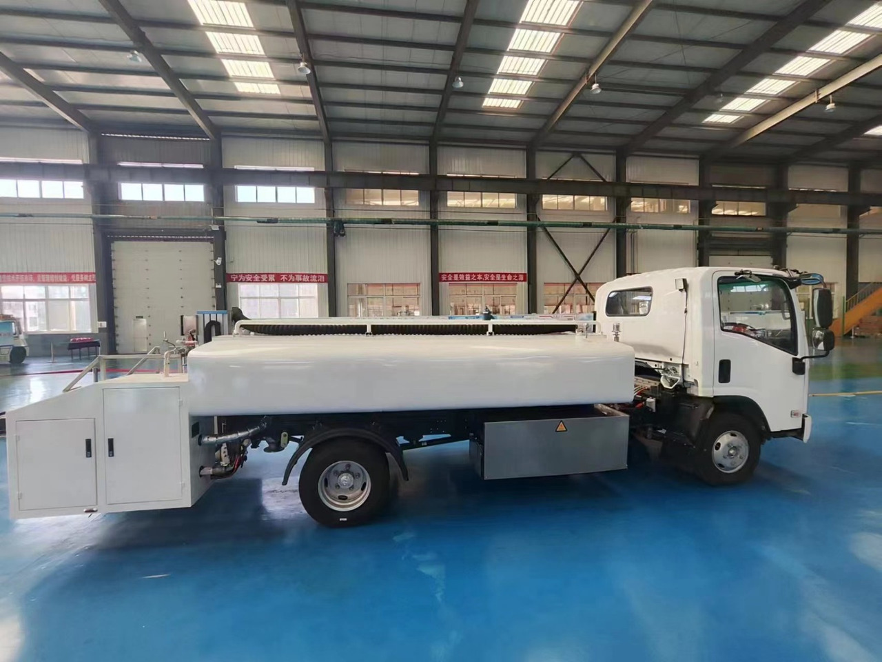 Toilet truck ISUZU - Toalettservicebil: bild 1 Toilet truck ISUZU - Toalettservicebil: bild 1