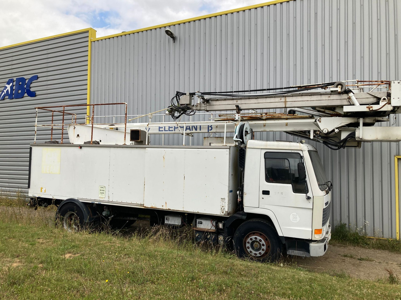 Vestergaard Deicer Elephant Beta on Volvo Chassis - Avisningsfordon: bild 1 Vestergaard Deicer Elephant Beta on Volvo Chassis - Avisningsfordon: bild 1