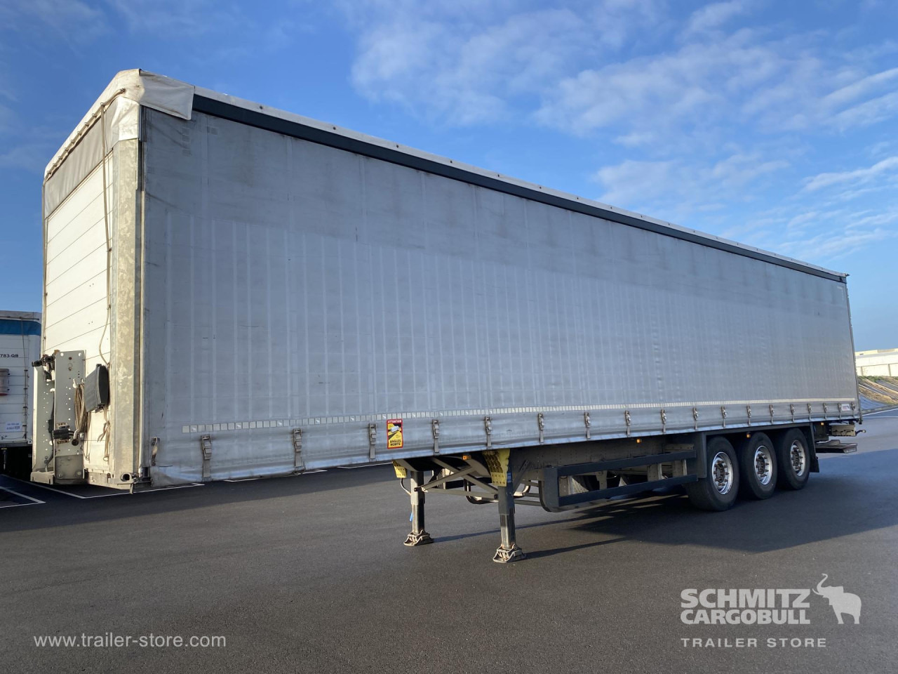 SCHMITZ Curtainsider Standard Taillift - Kapelltrailer: bild 1 SCHMITZ Curtainsider Standard Taillift - Kapelltrailer: bild 1