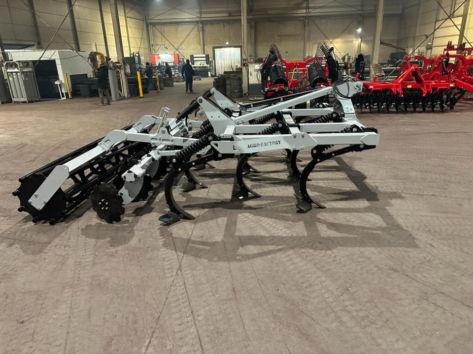 Grubber Pluton Flügelschargrubber Tiefengrubber Bodenbearbeitung - Kultivator: bild 1 Grubber Pluton Flügelschargrubber Tiefengrubber Bodenbearbeitung - Kultivator: bild 1