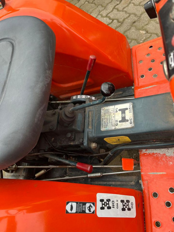 Minitraktor KUBOTA Trecker 1400 Diverse mit Zapfwelle am Heck und Heuwender: bild 11 Minitraktor KUBOTA Trecker 1400 Diverse mit Zapfwelle am Heck und Heuwender: bild 11