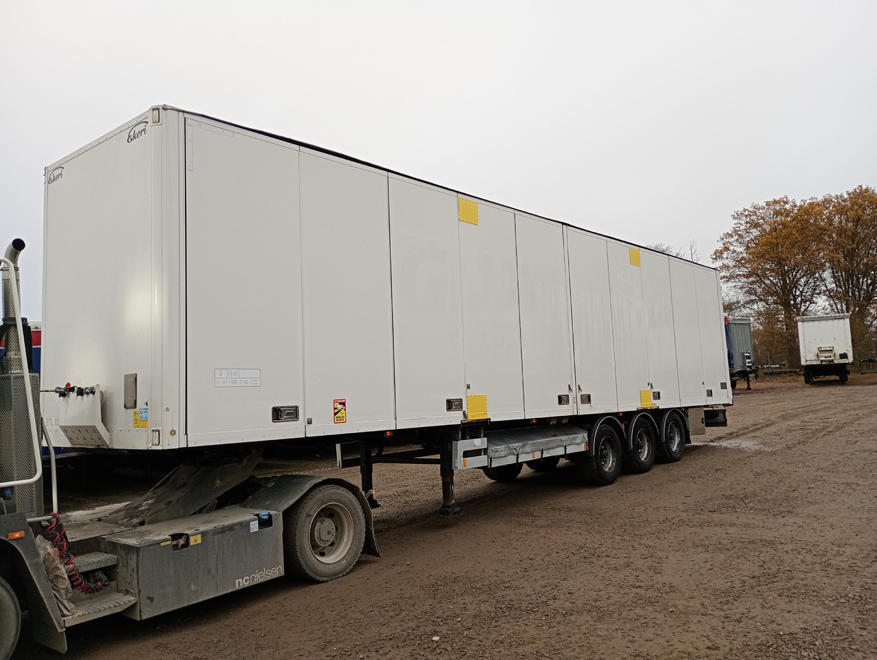 EKERI BOX OPENSIDE - TARP ROOF - HUCKEPACK - Skåp semitrailer: bild 1 EKERI BOX OPENSIDE - TARP ROOF - HUCKEPACK - Skåp semitrailer: bild 1