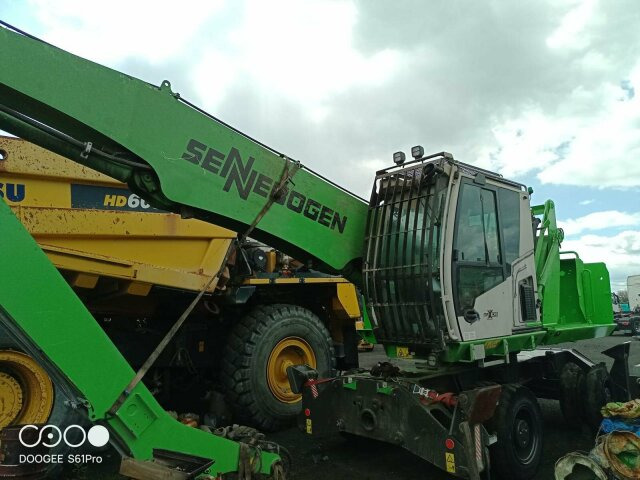 Sennebogen 818-E Umschlagbagger - 83 Ton - mit Greifer - Grävmaskin på däck: bild 1 Sennebogen 818-E Umschlagbagger - 83 Ton - mit Greifer - Grävmaskin på däck: bild 1