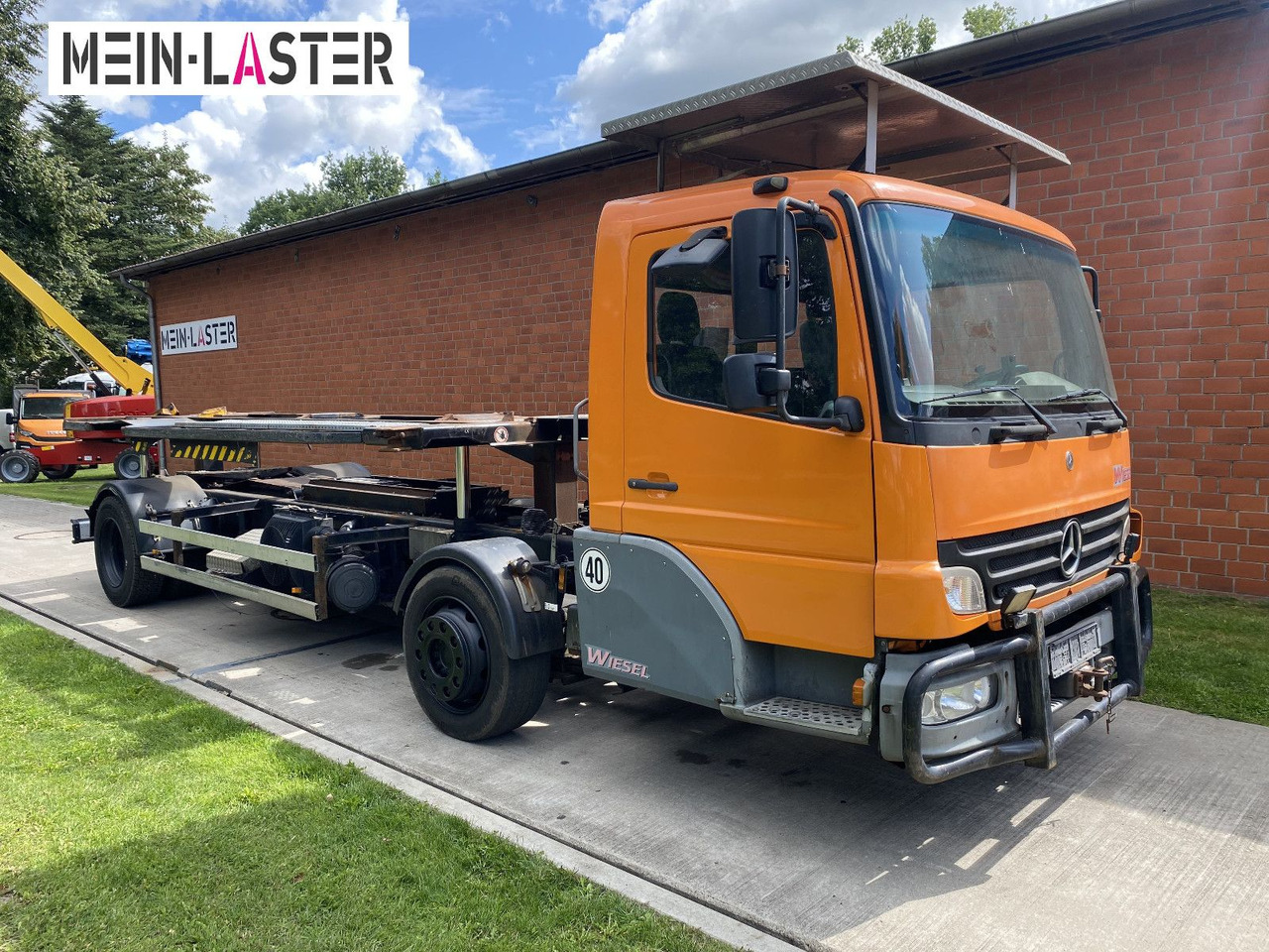 Mercedes-Benz Kamag Wiesel Umsetzter Sattelplatte - Containerbil/ Växelflak lastbil: bild 1 Mercedes-Benz Kamag Wiesel Umsetzter Sattelplatte - Containerbil/ Växelflak lastbil: bild 1