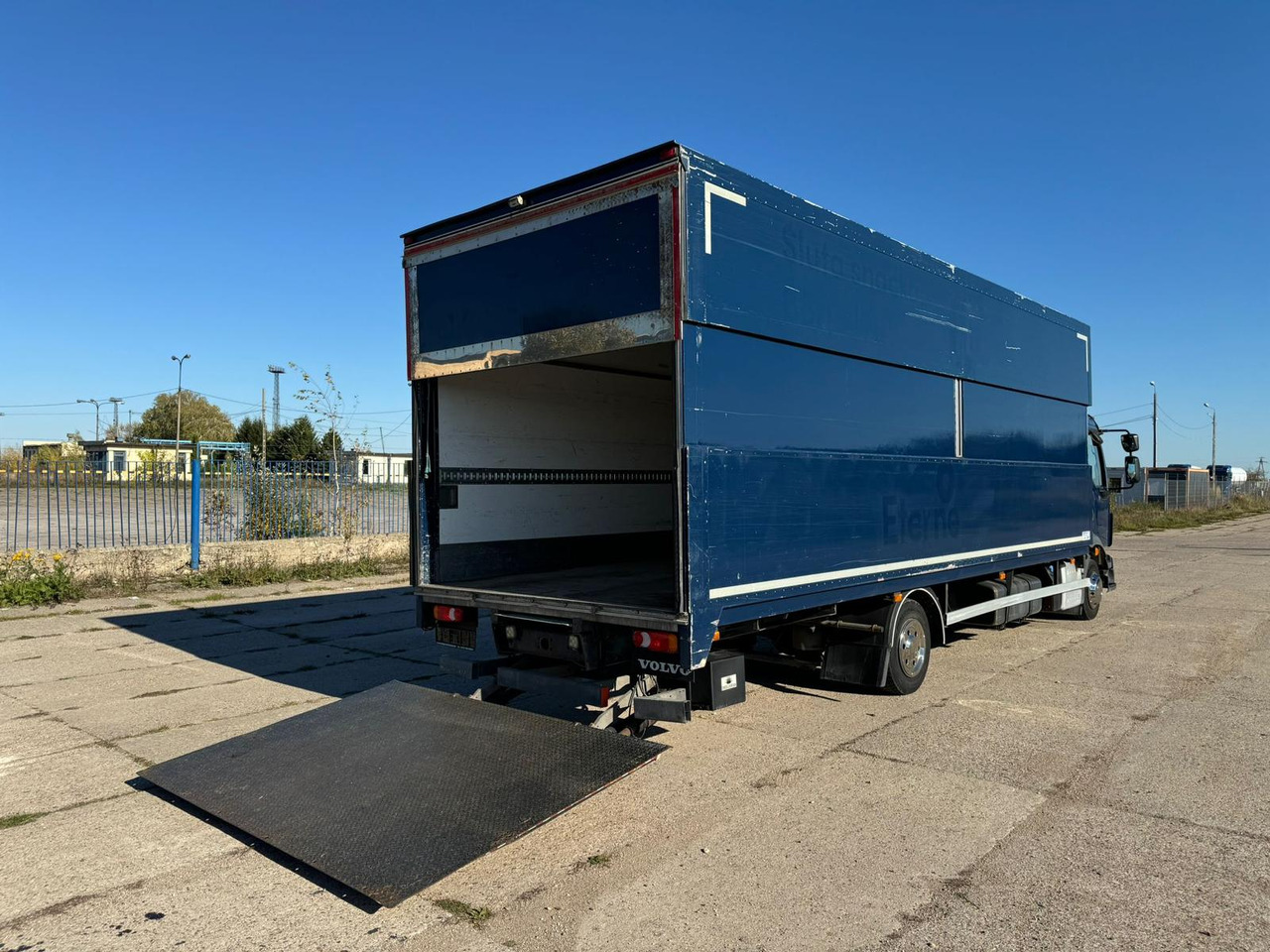 VOLVO FL 240 - Lastbil med skåp: bild 3 VOLVO FL 240 - Lastbil med skåp: bild 3