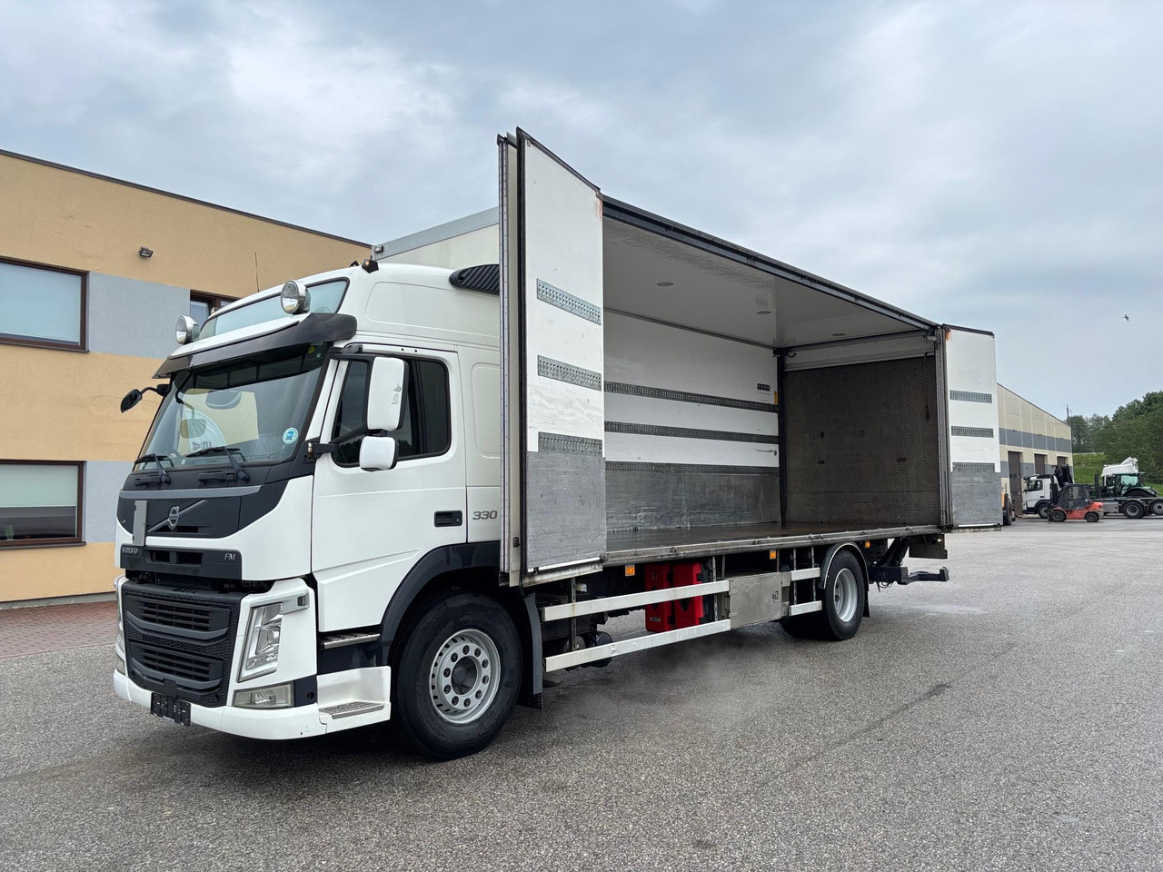 VOLVO FM330 - Lastbil med skåp: bild 4 VOLVO FM330 - Lastbil med skåp: bild 4